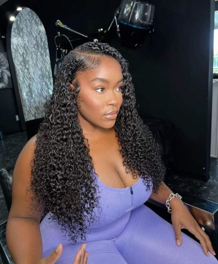 Cliente du studio Brend'you Hair de trois-quarts profil, longueurs bouclées définies